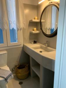 圣罗曼诺斯Sea and Sun Villa的一间带水槽、镜子和卫生间的浴室