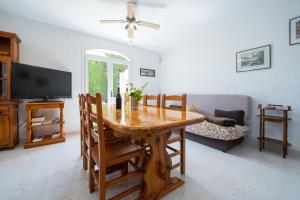 安波拉Apartamento Aigua Blava的客厅配有木桌和沙发