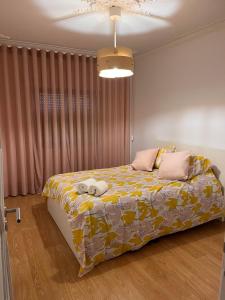沙尔内卡Condomínio Del Rey的一间卧室配有一张黄色和粉色毯子的床
