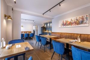雷斯Logierhaus RheintorEins的餐厅设有木桌和蓝色椅子