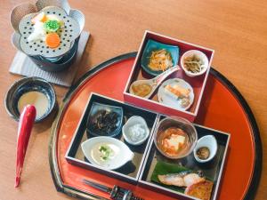 箱根LiVEMAX RESORT Hakone Sengokuhara的桌子上一盘食物