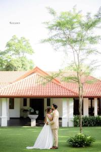 科伦坡水晶别墅的站在房子前面的新娘和新郎