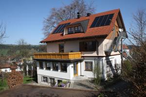 魏勒-锡默贝格韦策尔度假公寓的屋顶上设有太阳能电池板的房子