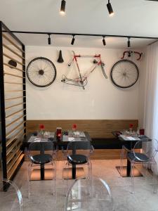 加尔达湖滨Visioni Lake View Boutique Rooms & Breakfast - Adults Friendly的一间用餐室,墙上挂着两辆自行车