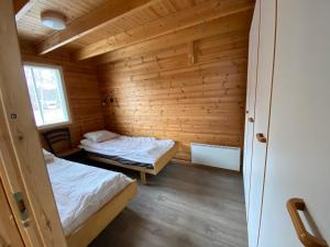 新考蓬基Santtioranta Camping的小木屋内带两张床的房间