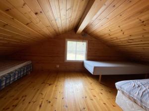 新考蓬基Santtioranta Camping的阁楼间设有两张床和窗户。