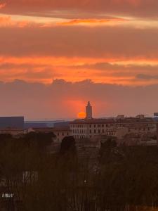 利沃诺Casina Tuareg的一座城市的日落,一座建筑和一座灯塔