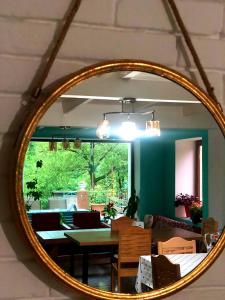 库塔伊西Four Seasons in Kutaisi的带用餐室的客房内的镜子