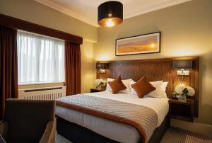 梅努斯格尔恩洛亚酒店的酒店客房设有床和窗户。