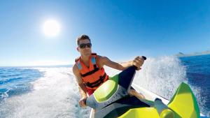 圣何塞德尔卡沃Le Blanc Spa Resort Los Cabos Adults Only All-Inclusive的水中乘摩托艇的人
