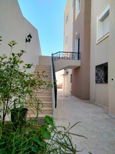 哈曼苏斯Studio à Hammam Sousse的通往有楼梯的建筑的楼梯