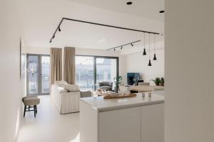 克诺克－海斯特Portwin luxury stays的白色的客厅配有沙发和桌子