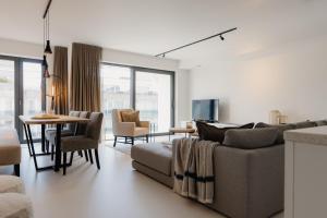 克诺克－海斯特Portwin luxury stays的客厅配有沙发和桌子