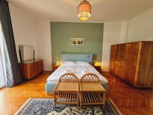 布莱德Vila Gorenka的一间卧室配有一张床和两把椅子