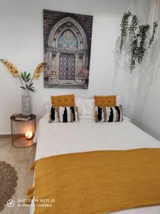 福恩吉罗拉Ático Sofía, gran terraza y barbacoa的卧室配有一张大白色床和窗户