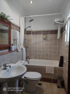 福恩吉罗拉Ático Sofía, gran terraza y barbacoa的带浴缸、卫生间和盥洗盆的浴室