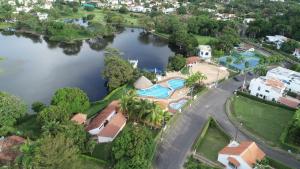 梅尔加ESPECTACULAR Casa Quinta en Melgar的享有湖畔房屋的空中景致