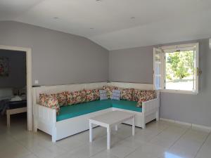佩弗卡里Pefkari Bay Villas的带沙发和窗户的客厅