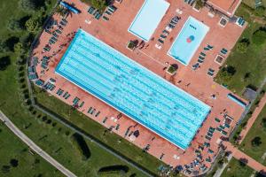 波普洛尼亚Poggio all'Agnello Sport & Active Holidays的大型游泳池的顶部景色