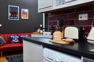 达宁顿堡Delven House, Apartment 6的厨房配有带烤面包机的台面
