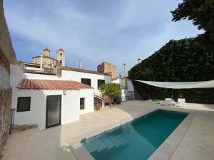Vilassar de DaltCosta Maresme, Barcelona ,Valentinos House & Pool的一座房子,旁边设有游泳池