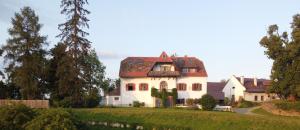 SemriachCamping f Selbstversorger Gut Jägerhof的一座大型白色房屋,设有红色屋顶