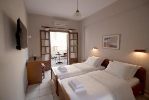 帕尔加Pomelo Rooms的酒店客房设有两张床和一个阳台。