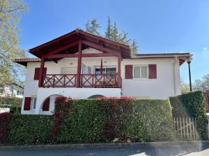 康博莱班Appartement Cambo-les-Bains, 2 pièces, 4 personnes - FR-1-495-13的白色的房子,设有门廊和围栏