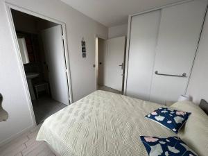 康博莱班Appartement Cambo-les-Bains, 2 pièces, 2 personnes - FR-1-495-30的一间卧室设有一张床,门通往走廊