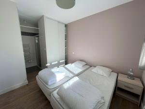 康博莱班Appartement Cambo-les-Bains, 2 pièces, 2 personnes - FR-1-495-12的一间卧室配有带白色床单和枕头的床。