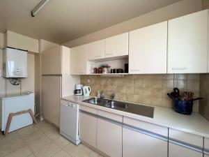 Appartement Cambo-les-Bains, 3 pièces, 4 personnes - FR-1-495-54的厨房或小厨房