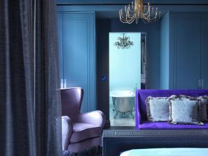伦敦The Mandrake的客房内的紫色沙发和椅子