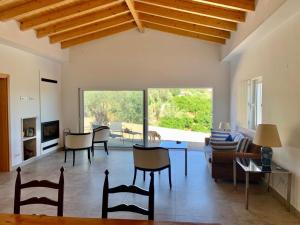 斯代塔维拉Hortas de Baixo的客厅配有沙发和桌椅