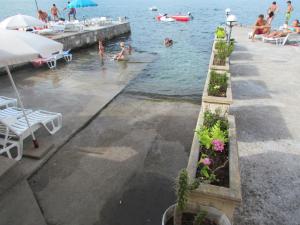 拉多维奇Monténégro, villa dans la baie de Kotor, avec plusieurs appartements tout confort en front de mer!的一群人,在海滩上