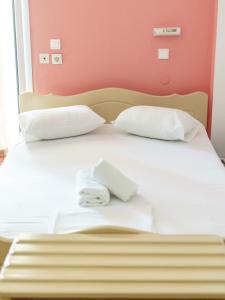帕拉西亚斯Achilleas Apartments的床上有两条毛巾