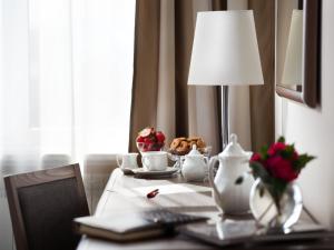 敖德萨亚历山德斯基酒店的一张桌子,上面有台灯和一盘食物