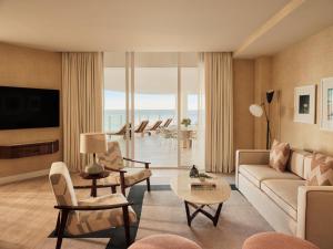 劳德代尔堡Four Seasons Hotel and Residences Fort Lauderdale的客厅配有沙发和椅子