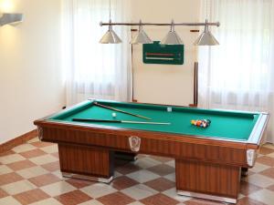 巴多利诺Veronello Resort的一张台球桌,坐在一间配备齐全的房间
