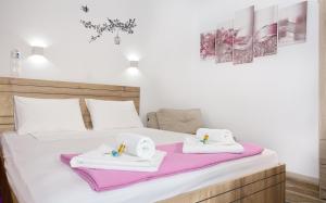 马尔马里3SSS Bouquet Studios的一间卧室配有两张带毛巾的床
