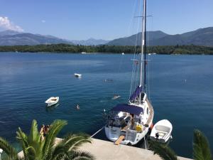 拉多维奇Monténégro, villa dans la baie de Kotor, avec plusieurs appartements tout confort en front de mer!的帆船停靠在湖面上的码头