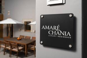 StérnaiAmaré Chania Luxury Residence的用餐室墙上的标志