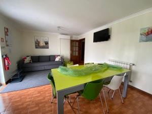 吉尔斯Cantinho Verde T2的客厅配有黄色的桌子和椅子