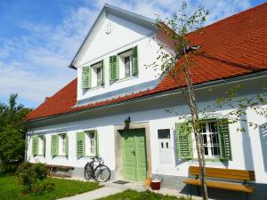 DobHouse 1797 - Charm of Slovenian Vintage的白色的房子,设有绿门和红色屋顶