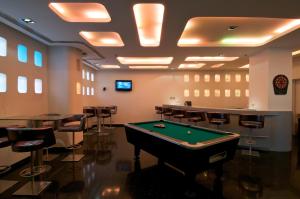 特里凡得琅Keys Select by Lemon Tree Hotels, Thiruvananthapuram的台球室设有台球桌和酒吧