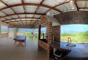 卡诺阿casa munay的厨房设有大窗户和带水槽的台面
