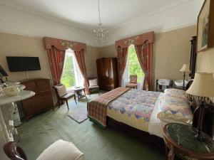 穆林加尔Glenmore House B&B Mullingar的卧室配有一张床和一张桌子及椅子