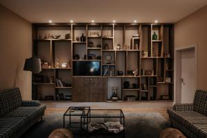 科维良Casa das Muralhas的客厅配有两张沙发和一台电视机