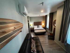 圣地亚哥都市精品酒店的一间卧室配有一张床和一个沙发