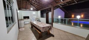 塞尔苏拉穆斯州长镇Casa Master com Piscina em Gov Celso Ramos的客房设有桌子和带游泳池的阳台