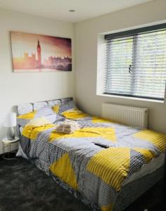 Wadhurst - Stunning 4 bed (all en-suite) house客房内的一张或多张床位